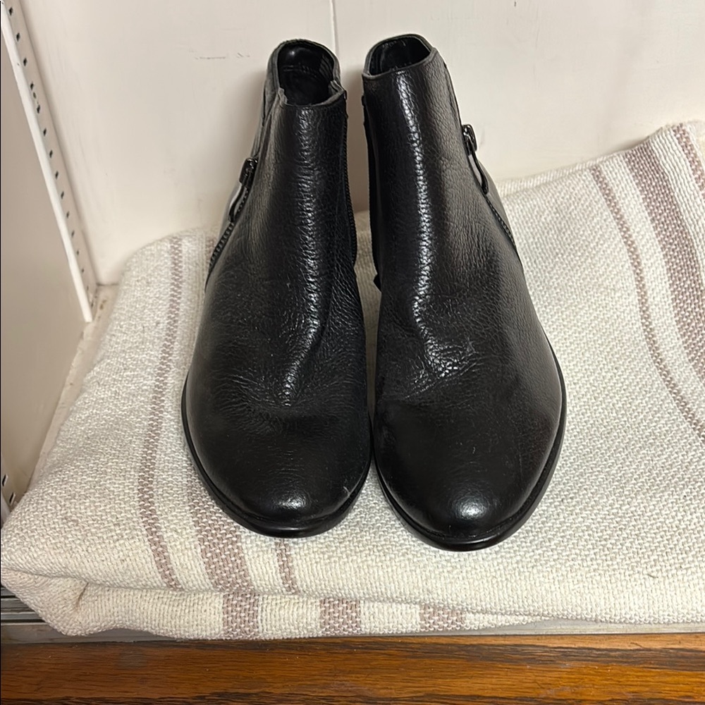 AEROSOLES Black Textured Ankle Booties
